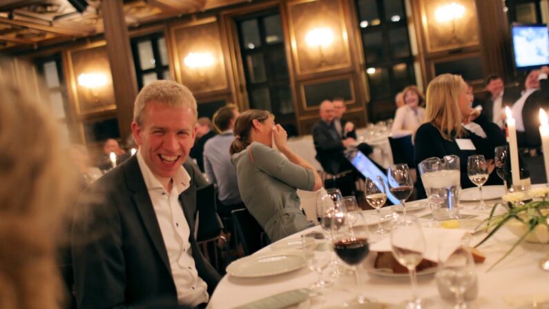 sjove-tjenere-engelsk-cafe-kølbert