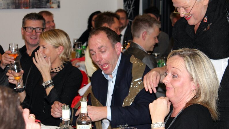 fødselsdag-sjove-tjenere-cafe-kolbert