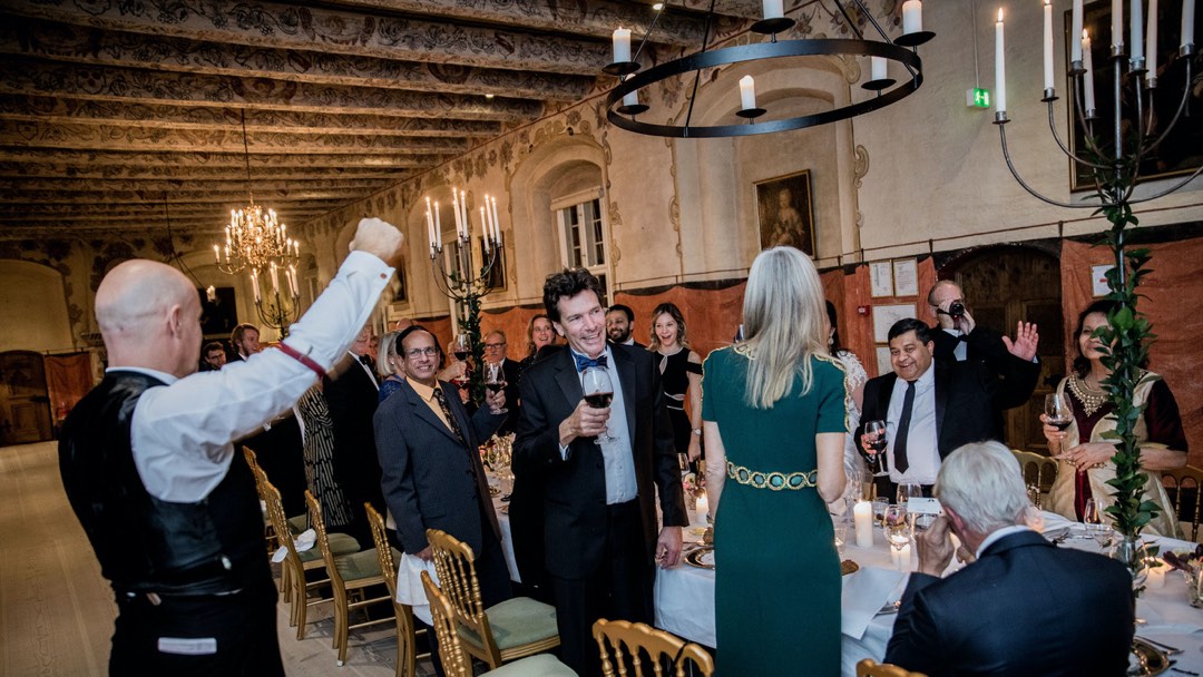 Internationale-gæster-sjove-tjenere-cafe-kolbert