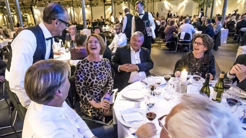 Pris-sjove-tjenere-cafe-kølbert
