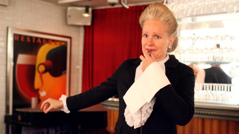 frøken-svennevig-sjove-tjenere-cafe-kølbert